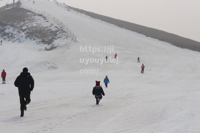 美丽风景线！滑雪选手冲刺终点线